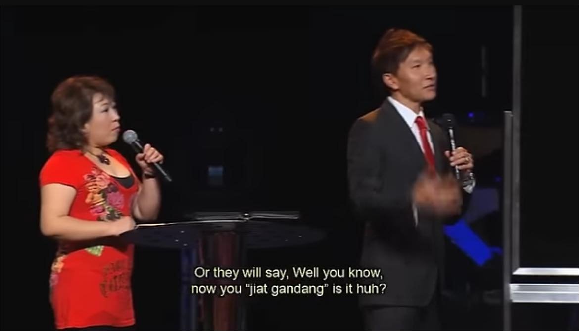 egasmb's tweet photo. The video is completely unhinged, but here's an interesing Hokkien/Teochew expression: 'jiat gandang' (chia̍h kan-tan 食蕳砃), lit. 'eat potatoes' (>'to be like a Westerner').
Kan-tan 蕳砃 (potato), from Malay 'kentang,' is not only used in MY/SGP, but also in Fujian, Shantou &amp;c! https://t.co/o2q66eB7U4