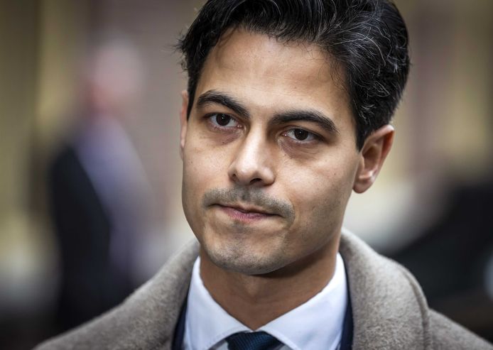KAFKA_Dev's tweet photo. Half lege zalen bij D66, volle pleinen bij FVD. Nauwelijks views op de socials voor D66, MILJOENEN views en likes voor FVD! Er is nauwelijks iemand die vinden die D66 stemt! En toch haalt D66 winst in zetels?

Doe een ♥️ &amp; RT als je denkt dat er FRAUDE wordt gepleegd! https://t.co/i6yDsnDyAM