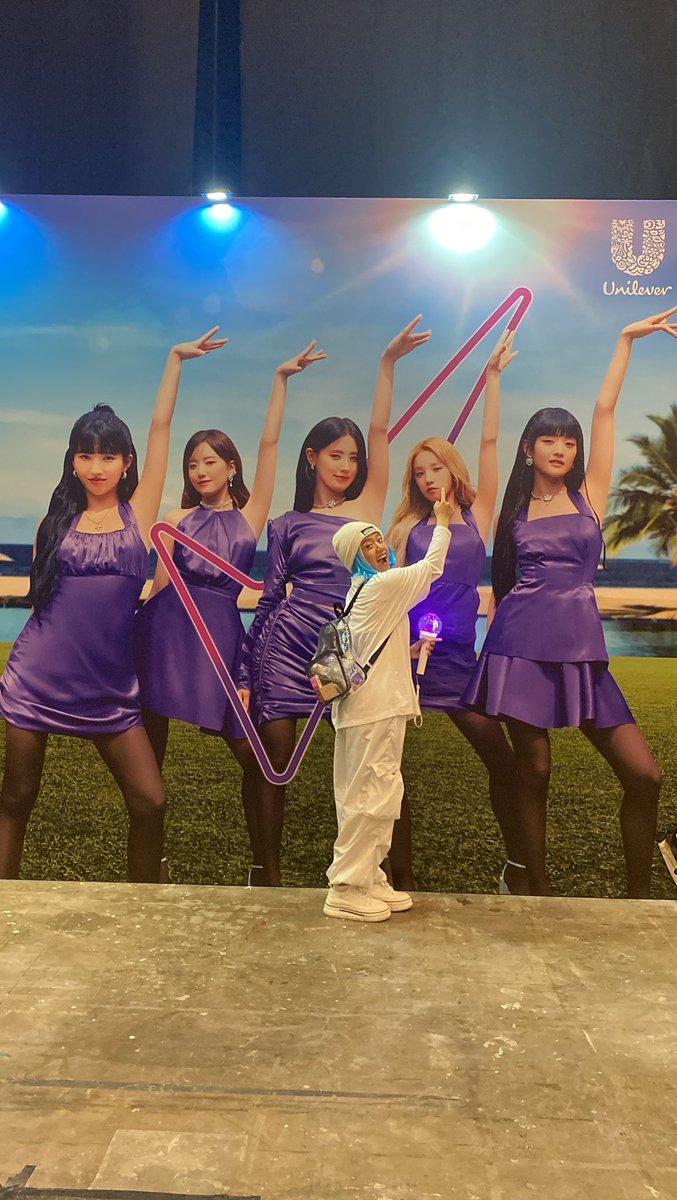 zagirling's tweet photo. WIFE?!
#GidleinJakarta
#GidleinIndonesia
#Gidle #RexonaxGidle #GLOWFORITFEST #WELCOMEGIDLETOJKT
#noraebang
@G_I_DLE @RexonaID
#GIDLE #NEVERLAND https://t.co/3GQujOyRHt