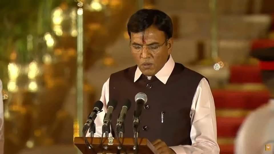 Nimu_Bambhaniya's tweet photo. पोरबंदर के सांसद श्री डॉ. @mansukhmandviya जी को केंद्रीय कैबिनेट मंत्री के रूप में शपथ लेने पर हार्दिक बधाई और शुभकामनाएं देती हूँ।

#ModiKaParivar https://t.co/HoUZ896AYt