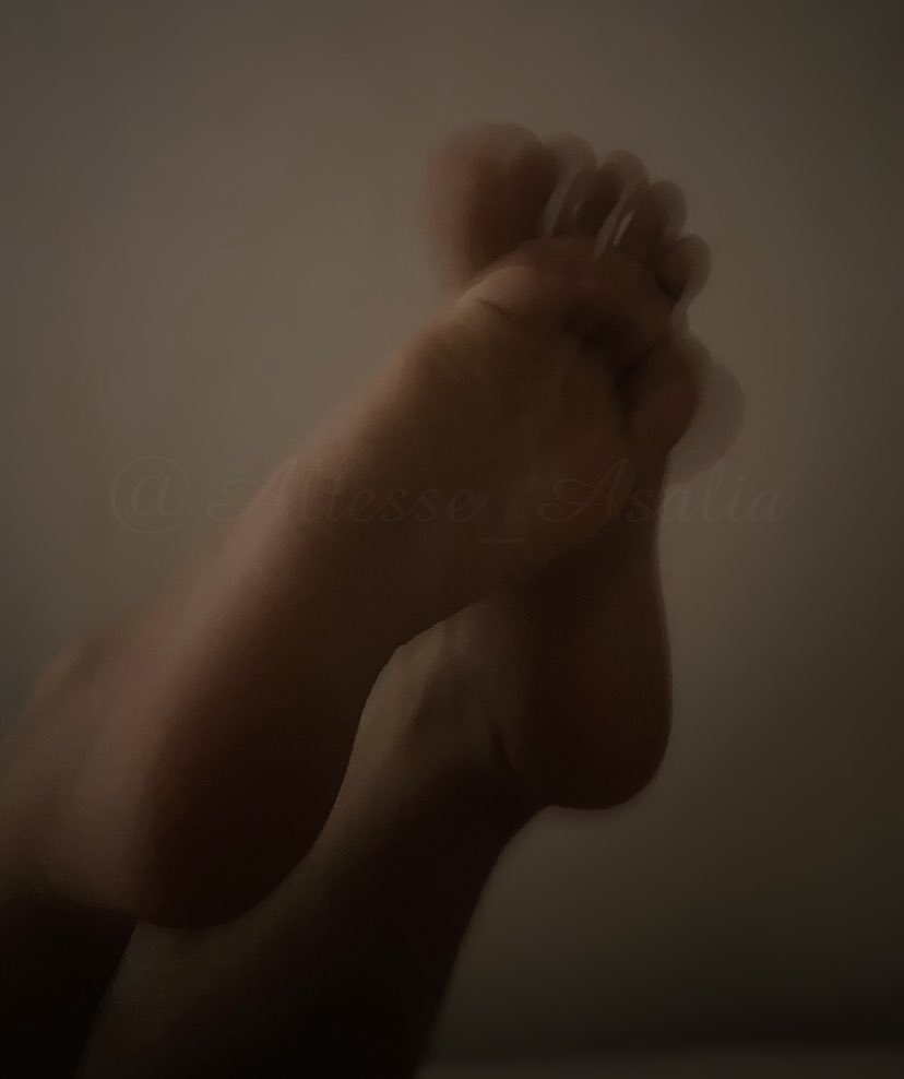 Altesse_Asalia's tweet photo. Une photo de mes pieds flou et c’est la rechute. Tu te retrouves de nouveau à parcourir mon profil prêt à rechuter à mes pieds cb en bouche.
L’effet Asalia ✨ https://t.co/wAIO8mF44X