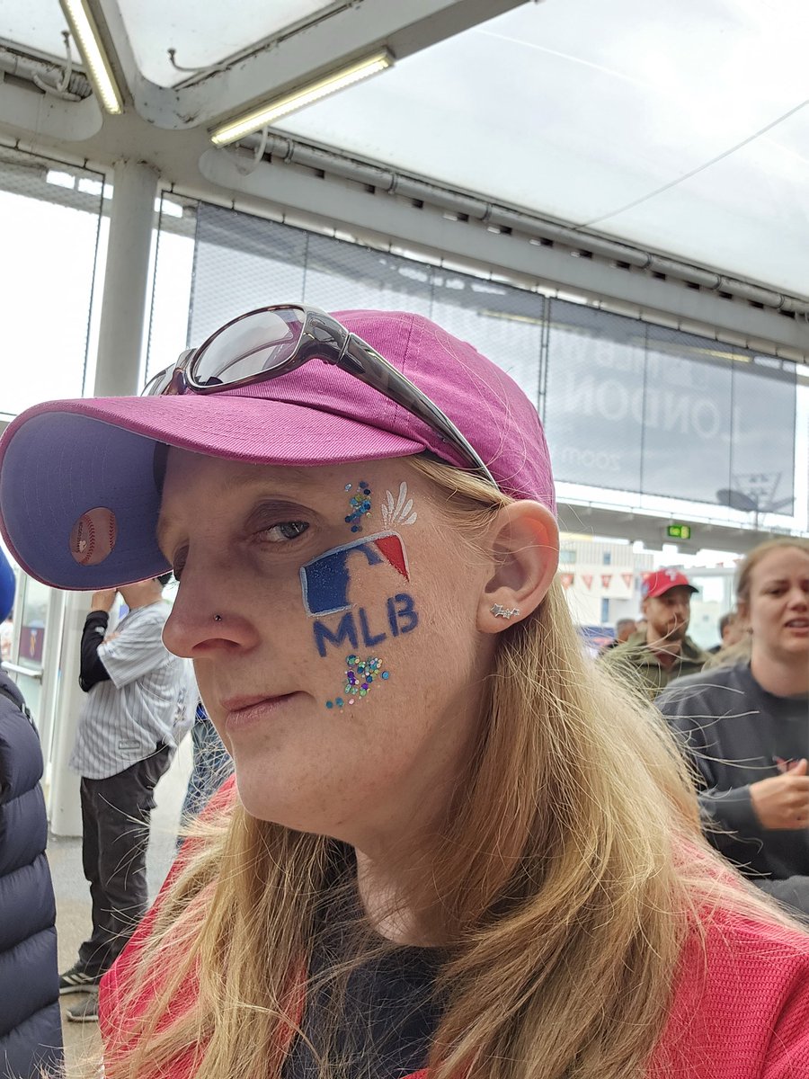 LisaMottram's tweet image. Another fab London Series. A very enjoyable weekend. Big thanks to the ladies who were doing free face painting at the Bleacher Bar.