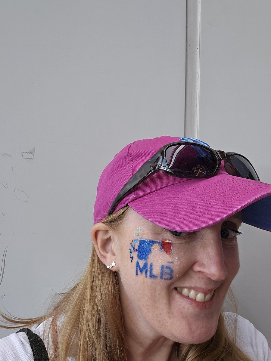 LisaMottram's tweet image. Another fab London Series. A very enjoyable weekend. Big thanks to the ladies who were doing free face painting at the Bleacher Bar.
