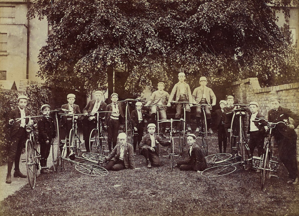 GlamArchives's tweet photo. Wythnos yma yw Wythnos y #Beic
Yn y ddelwedd yma, gwelwn y bechgyn ysgol oedd yn aelodau o glwb #seiclo yn #Caerdydd, gyda’u beiciau - gan gynnwys ambell peni-ffardding!
Tynnwyd y llun tua 1890 https://t.co/bW9GjZcWCi