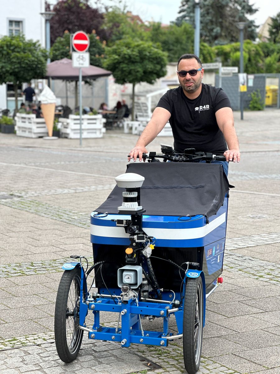 Ready4Robots's tweet photo. Am vergangenen Freitag ging es für das R4R-Team zur Referenzdatenaufnahme nach Schkeuditz mit dem Lastenrad-Prototyp der #hochschulemerseburg.
Nach erfolgreicher Datenaufnahme standen wir noch dem interessierten Publikum für Fragen zur Verfügung.
#ready4robots #Schkeuditz #DiGiPL https://t.co/WsFku7fJHH