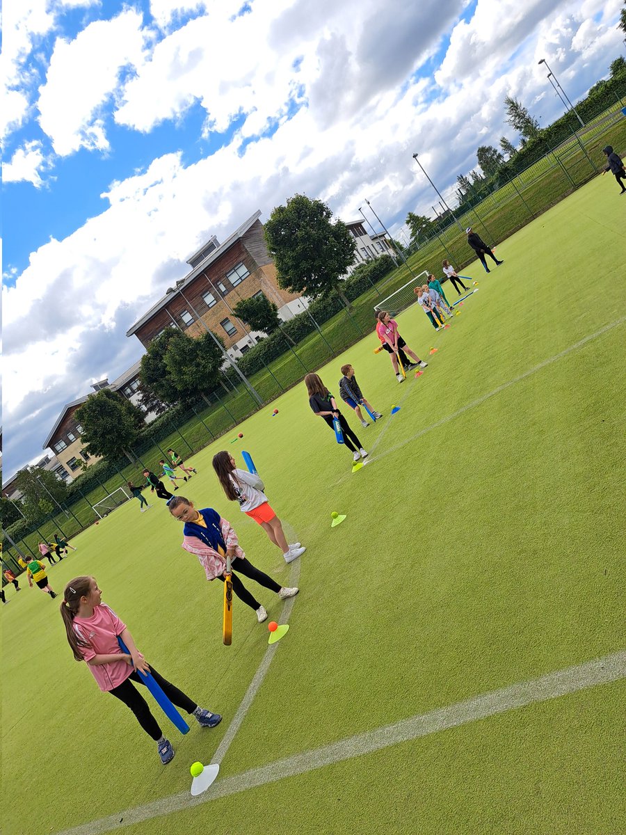 StTimothysPS's tweet photo. Room 6 learning cricketing skills - batting #healthweek22 https://t.co/R4sPtyngBT