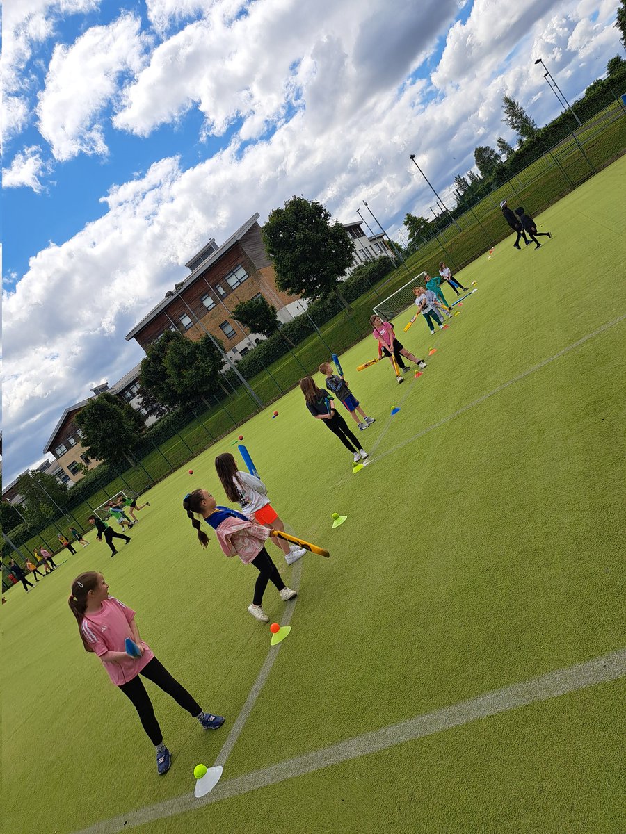 StTimothysPS's tweet photo. Room 6 learning cricketing skills - batting #healthweek22 https://t.co/R4sPtyngBT