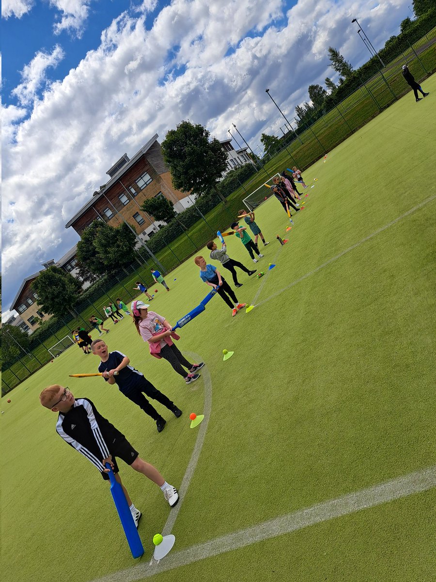 StTimothysPS's tweet photo. Room 6 learning cricketing skills - batting #healthweek22 https://t.co/R4sPtyngBT