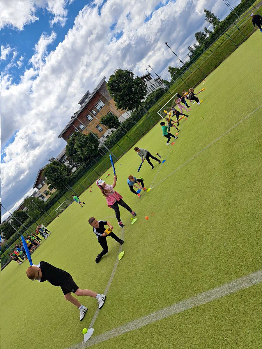 StTimothysPS's tweet photo. Room 6 learning cricketing skills - batting #healthweek22 https://t.co/R4sPtyngBT