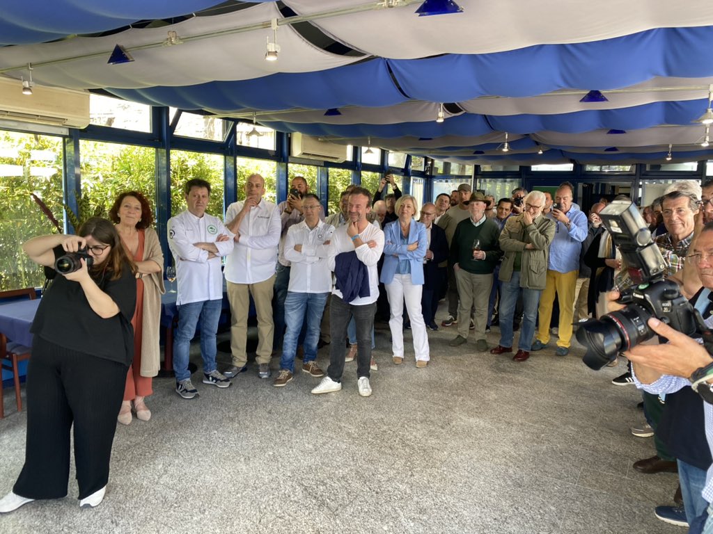 salsadechiles's tweet photo. Precioso y emocionante homenaje el que hemos tributado a Paco Ron en Viavélez. Los estrellas asturianos y muchos amigos. Gracias a @ElioFerpel por todo el trabajo de organización. Dos fotos de los años 90, en la taberna y con el joven grupo Nuca (Manzano, Campoviejo, Martino). https://t.co/LkGzrDiACv