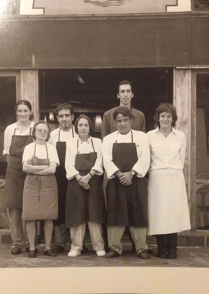 salsadechiles's tweet photo. Precioso y emocionante homenaje el que hemos tributado a Paco Ron en Viavélez. Los estrellas asturianos y muchos amigos. Gracias a @ElioFerpel por todo el trabajo de organización. Dos fotos de los años 90, en la taberna y con el joven grupo Nuca (Manzano, Campoviejo, Martino). https://t.co/LkGzrDiACv