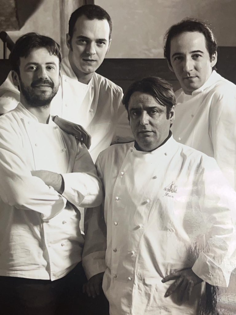 salsadechiles's tweet photo. Precioso y emocionante homenaje el que hemos tributado a Paco Ron en Viavélez. Los estrellas asturianos y muchos amigos. Gracias a @ElioFerpel por todo el trabajo de organización. Dos fotos de los años 90, en la taberna y con el joven grupo Nuca (Manzano, Campoviejo, Martino). https://t.co/LkGzrDiACv