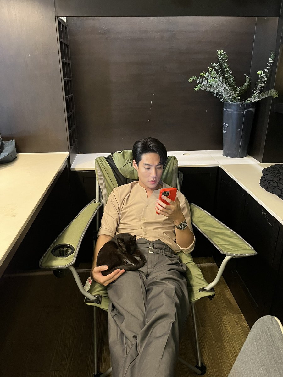 ซอเร่นะนุด 😏🐱 
ไม่มีทาสเป็นของตัวเองก็เหนื่อยหน่อยนะ
ยิ่งกว่าบัตรจับมือ คือ บัตรนอนซบตักเค้า🥹

 #รักนี้ไม่มีถั่วฝักยาวQ8