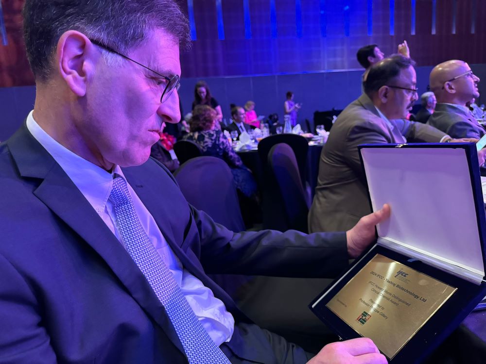 universitereims's tweet photo. Le Professeur Philippe Gillery, enseignant-chercheur au sein de l’unité mixte de recherche (UMR) #MEDyC, a reçu le prix « IFCC Howard Morris Distinguished Clinical Chemist Award 2024 » pour son travail scientifique au-delà de nos frontières 👏👏👏

👉https://t.co/At3VnBZ2CL https://t.co/9UOjtqNhXw