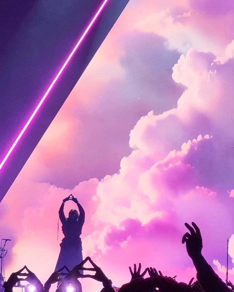 30secondstopunk's tweet image. There are absolutely NO WORDS to describe how incredible last night was. Best @30SECONDSTOMARS show I've ever seen without a doubt!!!!❤️ Finally hearing Alibi live had me absolutely weeping 🥲 This band have my whole heart 😭🫶🏼 Jared ran by me and I lost my LIFE