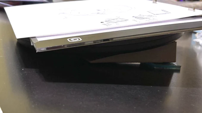 海外の作画机みたいな仕組み(タップが固定されててライトテーブルごと回転するやつ)を作ってみたくて100均で使えそうなもの集めてくっつけてみた。 