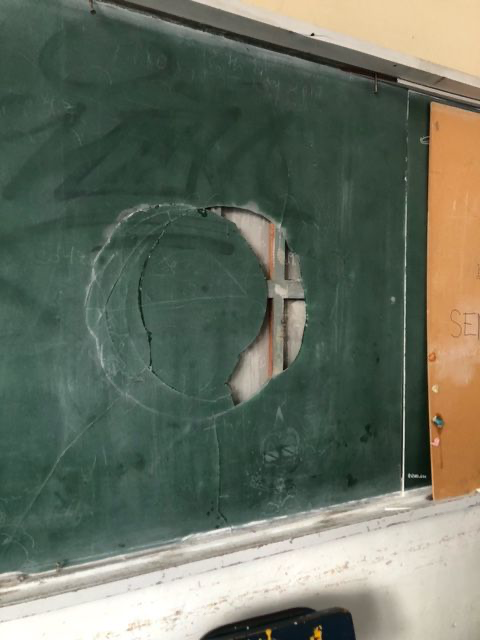 EPreve's tweet photo. 🔴 SE CAE A PEDAZOS

🎙️Liceo Miranda

➖Profundos problemas edilicios
➖Instalaciones eléctricas y sanitarias muy deterioradas
➖Filtraciones de agua de un piso a otro 
➖Inundaciones en salones 
➖Baños clausurados
➖Desprendimientos de mampostería 

📻Mañana 9.30 LA Tapadita https://t.co/mhiNl5l1Qj