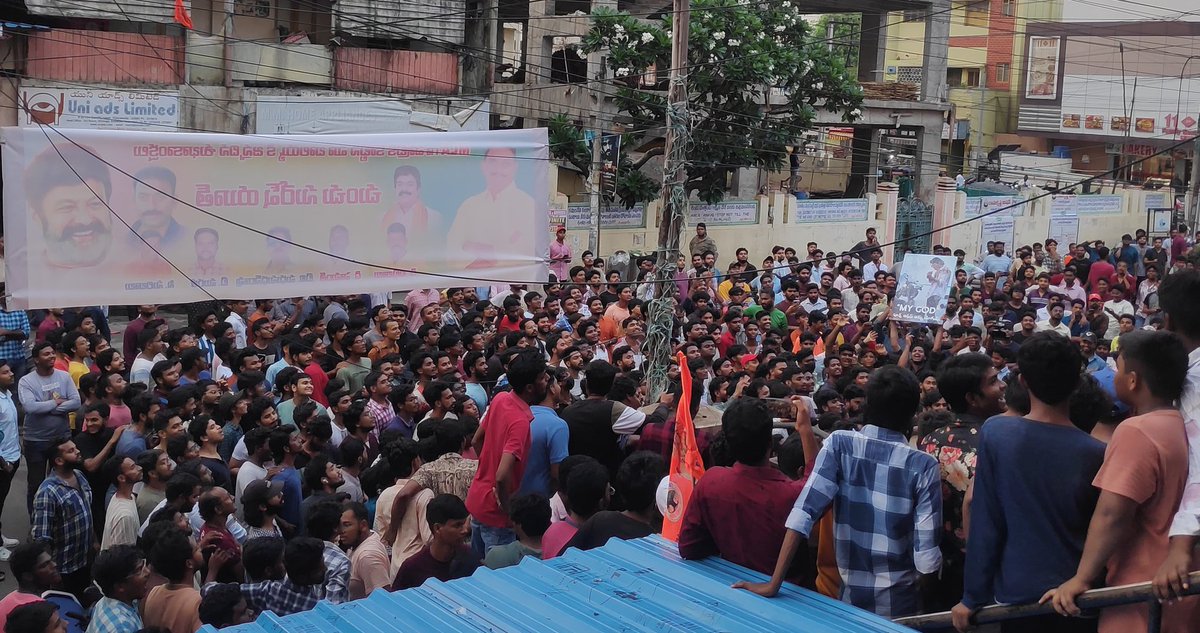 DhonifiedRebel's tweet photo. #Kalki2898AD trailer at Vijayawada alankar https://t.co/U54JbFqcYi