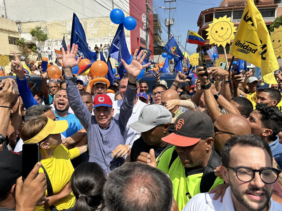 Un río de emoción se desata en cada avenida, en cada caserío, en cada barriada popular venezolana.

Las imágenes de esperanza por la candidatura de <a href="/EdmundoGU/">Edmundo González</a> son una evidencia que #Venezuela 🇻🇪 quiere cambio.

Este #28J todo el mundo vota por Edmundo.

Ya amanece en el país 🌞