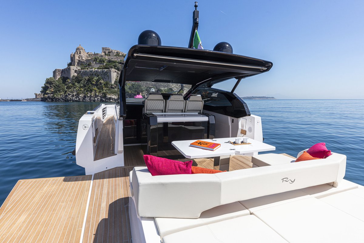 RIOYACHTS's tweet photo. NEW RY Le Mans 50: spacious and innovative.
The spacious cockpit has a generous stern sundeck under which there is a garage for a tender, the spacious stern platform has the possibility of having a tender lift and both to the right and left you can open up two sea terraces. https://t.co/S91GamcWwL