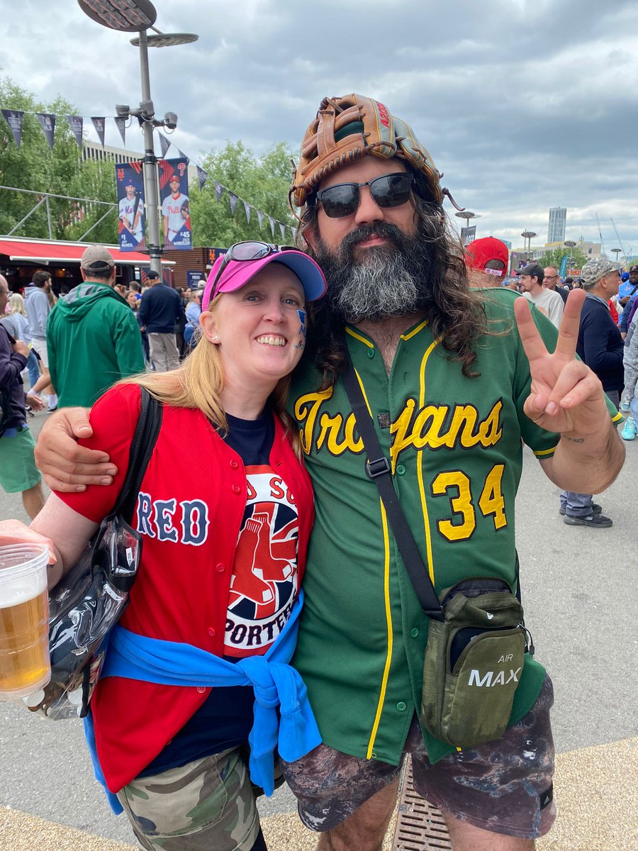 LisaMottram's tweet image. It was great to bump into some of the @LiverpoolTrojan team at the London Series.