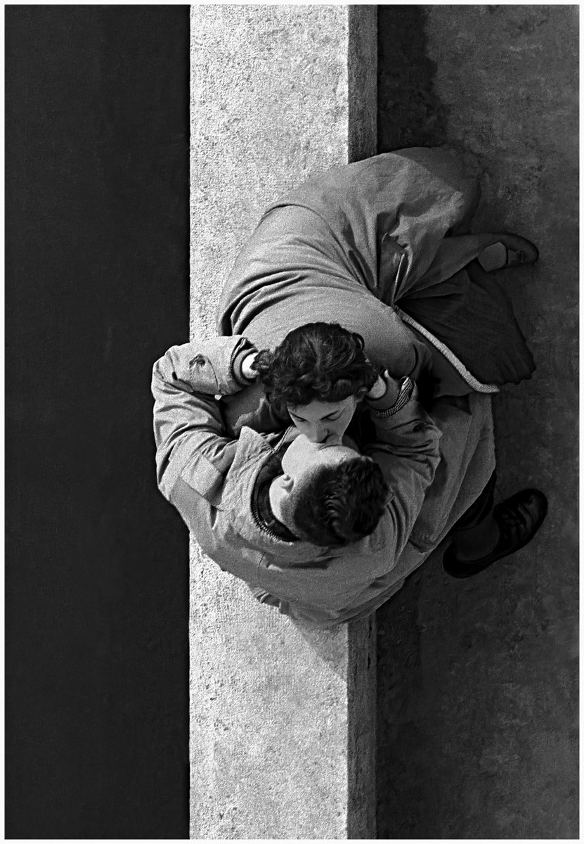 Frank Horvat - Les amoureux du Quai du Louvre - Paris, 1955