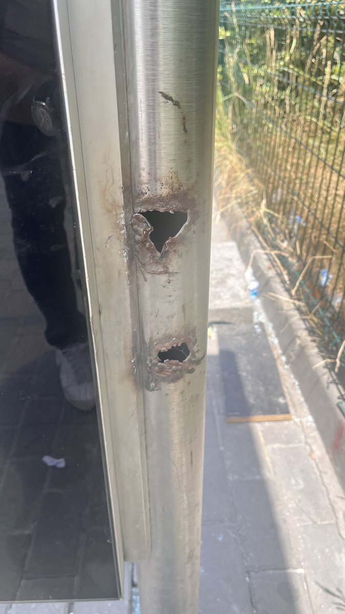 hasandem79's tweet photo. Bugün 10:00 gibi Kanuni Sultan Süleyman Hastanesi karşısında bulunan iett otobüs durağının camı durakta bekleyen annemve babamın üzerine düştü. @istanbulbld @ekrem_imamoglu @ietttr size sormak istiyorum oturma ile duraklardaki cam kırılır mı? Ben böyle ihmal sorumsuzluk görmedim. https://t.co/WRtKuJnNId