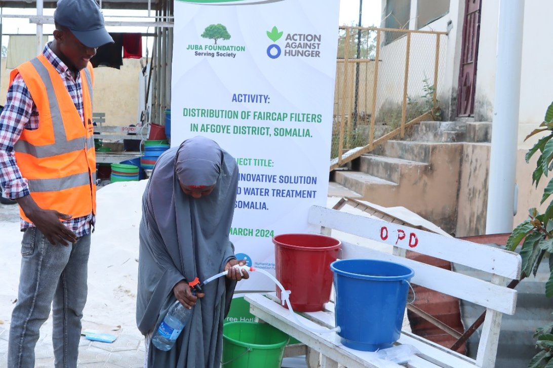 ACFsomaliaCD's tweet photo. Delivering safe water with #Faircap filters to displaced communities in @Somalia's Afgoye. With @Elrha funding, @ACFsomaliaCD partners with @juba_foundation &amp; 𝗠𝗶𝗻𝗶𝘀𝘁𝗿𝘆 𝗼𝗳 𝗪𝗮𝘁𝗲𝗿 SWS to train families, test, scale &amp; share evidence on this game-changing solution. https://t.co/wSQFMHqqJQ