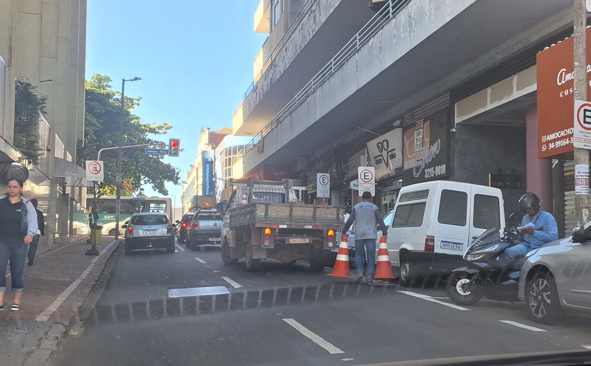Marley_Costa's tweet photo. Enquanto isso a fiscalização no trânsito de Uberlândia continua inexistente
@PrefeituraUdia @odelmoleao cadê o #Setran?
@fabaovereador @duduluizeduudi porque o trânsito de Uberlândia é tão negligenciado? https://t.co/cVNPEvgJLz