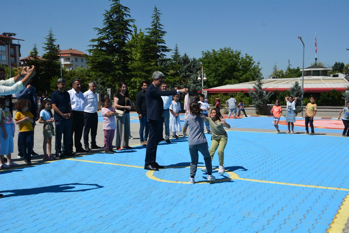 MalatyaMem's tweet photo. Okullarımızın bahçelerinde oluşturulan “Geleneksel çocuk oyunları alanları” sayesinde, öğrencilerimiz hem eğleniyor, hem de spordan sanata birden fazla alanda destekleniyor. 🪁🏐🤾

İl Müdürümüz Sn. Behçet Bakır, okul bahçelerinde oluşturulan oyun alanlarında öğrencilerimiz ile birlikte etkinliklere katıldı. 

#KöklerdenGeleceğe 
#TürkiyeYüzyılıMüfredatı 

@tcmeb @Yusuf__Tekin @TCMalatyaV @ersinyazici1 @yilmaznazif @CelileErenOKTEN @kemalsamlioglu @farukyelkenci @cftcblnt @behcet_bakir 

📍Diniye Çalık İlkokulu