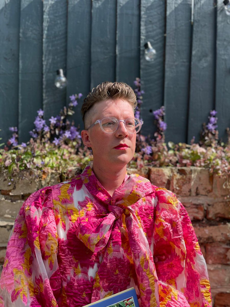 Hello! I'm still reaching out for more support to crowdfund my debut poetry collection, 'Back To The Fuchsia' with <a href="/arkbounduk/">Arkbound</a>. If you're able to support a queer, indie poet to get their words out into the word, please have a look! 
crowdbound.org/product/back-t…
#queerpoet #queerpoetry