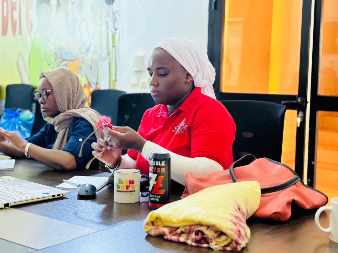 FemAction223's tweet photo. Quelques clichés de la séances de formation  de ce 8juin 2024 sur l’introduction des outils numérique pour la gestions d’entreprise animée par haoussa Kanté. Une session très interactive et participative.

#youthchallenge
#PlanInternational
#FemAction https://t.co/52mB82PBwV