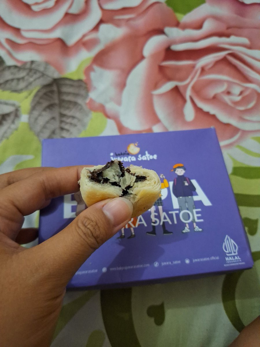 nesari_'s tweet photo. @FFOODFESS Samaan nder, baru pertama x nyoba atas rekomendasi temen dan ternyata emg enak coklatnya banyak, manisnya pass 👌 https://t.co/0AFzhqWIsP