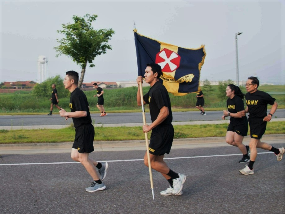 USForcesKorea's tweet photo. To kick-start #KATUSAFriendshipWeek 3 @USArmy  installations across Korea began this morning with formation runs. The week will be filled with sports &amp; cultural activities dedicated to the KATUSA program. #TwoNationsOneTeam 🇰🇷 #ROKUSAlliance 🇺🇸 https://t.co/13ORRQbUQS