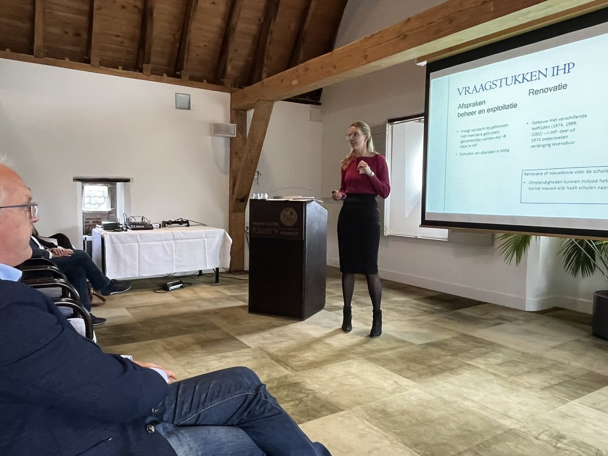 hdoornhof's tweet photo. Oud-wethouder @SimoneBotman tijdens de @akdinfo-kennisbijeenkomst #onderwijshuisvesting: “Als een van je dorpen een schoolgebouw verliest, doet dat wat met de leefbaarheid daar. Dat hebben we willen voorkomen.” #IHP #rechtspraak #wetswijziging #renovatie #duurzaamheidseisen https://t.co/j8awlBSG20
