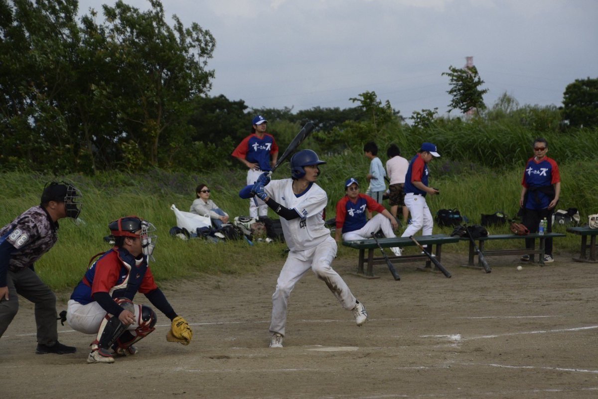 連盟戦
vs Mソウルブラザーズ様
2×-1 win

序盤から両先発の好投で0行進が続く。
4回、好調の木村(康)の本塁打で先制する🥹
最終回に同点とされ、迎えた裏の攻撃。チャンスを作ると原のサヨナラヒットで劇的勝利をあげた！

Mソウルブラザーズ様 対戦有難う御座いました！
#24 #草野球 #東京 #選手募集