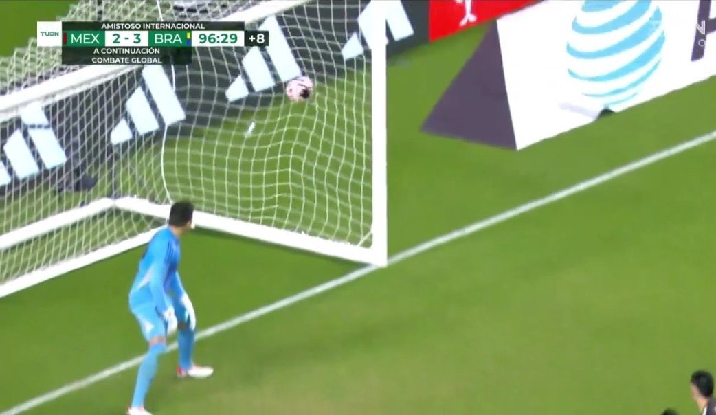 Linea_azulcrema's tweet photo. Se comieron 3 y 4 goles los arqueros de Pumas y Chivas. 

Pero Ochoa era el problema de selección, por no darle chance a los "jóvenes". 😮‍💨

Buenos días https://t.co/9x37u7czeo