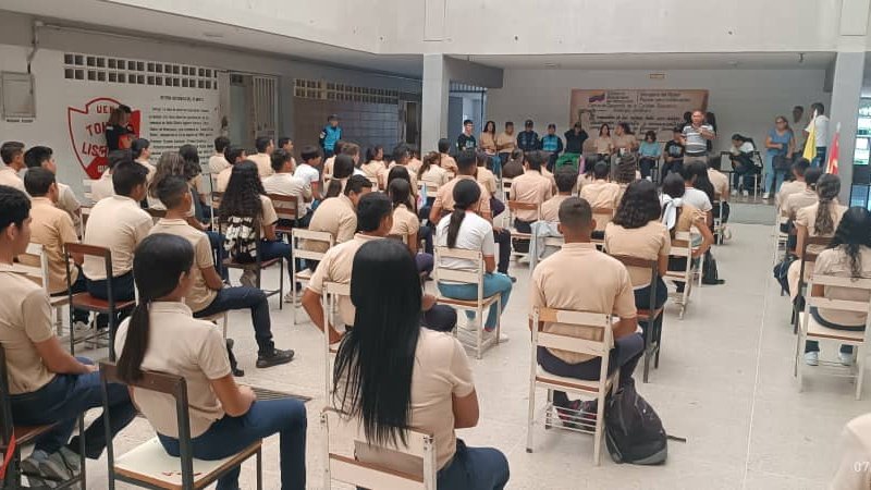 Centro de Desarrollo de la Calidad Educativa Lara (@cdcelara) on Twitter photo #10Jun ¡En cada joven hay un mundo por crear!
En nuestros liceos se prepara el futuro de Venezuela, con conocimientos, ideas y sueños por conquistar.
¡Feliz lunes!
<a href="/NicolasMaduro/">Nicolás Maduro</a>
@MPPEDUCACION
<a href="/_LaAvanzadora/">Yelitze Santaella</a>
#NicoTieneLasRiendas #10Jun ¡En cada joven hay un mundo por crear!
En nuestros liceos se prepara el futuro de Venezuela, con conocimientos, ideas y sueños por conquistar.
¡Feliz lunes!
<a href="/NicolasMaduro/">Nicolás Maduro</a>
@MPPEDUCACION
<a href="/_LaAvanzadora/">Yelitze Santaella</a>
#NicoTieneLasRiendas