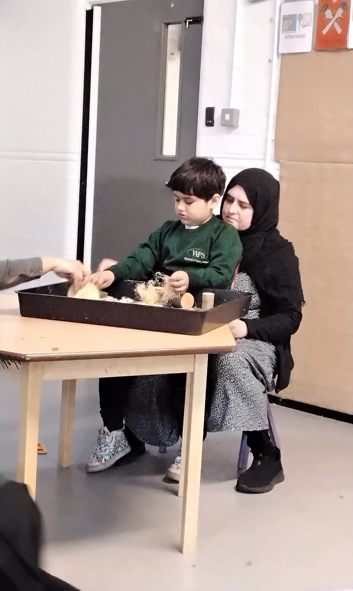 wyndclf's tweet image. In #WPSHoneycomb this afternoon we have been exploring the invention of plastic through sensory engagement with a range of natural and plastic construction materials #leightrustb8 #WPS #science #autismresourcebase