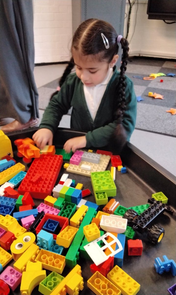 wyndclf's tweet image. In #WPSHoneycomb this afternoon we have been exploring the invention of plastic through sensory engagement with a range of natural and plastic construction materials #leightrustb8 #WPS #science #autismresourcebase