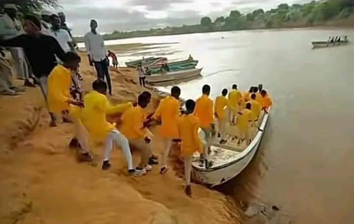 dhoorebbc's tweet photo. Despite multiple challenges caused by the recent devastating El Niño, students in #Gedo region, particularly #Bardhere town, sat for their 8th-grade National Exam using small locally made boats to reach the schools, as the town's bridge was swept away by the recent floods. https://t.co/0vgboumy01