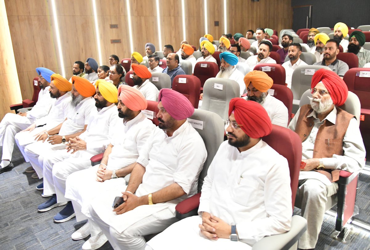 BhagwantMann's tweet photo. ਅੱਜ ਅੰਮ੍ਰਿਤਸਰ ਤੇ ਸ੍ਰੀ ਫਤਿਹਗੜ੍ਹ ਸਾਹਿਬ ਲੋਕਸਭਾ ਹਲਕਿਆਂ ਦੀ ਮੀਟਿੰਗ ਕੀਤੀ ਗਈ ਜਿਸ ਵਿਚ ਸਾਰੇ ਹੀ ਵਿਧਾਇਕ, ਚੇਅਰਮੈਨ, ਅਹੁਦੇਦਾਰ ਤੇ ਵਲੰਟੀਅਰ ਸ਼ਾਮਿਲ ਹੋਏ...ਸਾਰਿਆਂ ਨਾਲ ਹਲਕਿਆਂ ਨੂੰ ਲੈਕੇ ਕੱਲੀ-ਕੱਲੀ ਗੱਲ 'ਤੇ ਚਰਚਾ ਹੋਈ...

ਚੋਣ ਜ਼ਾਬਤਾ ਲੱਗਿਆ ਹੋਣ ਕਰਕੇ ਰੁਕੇ ਵਿਕਾਸ ਕੰਮਾਂ ਨੂੰ ਹੋਰ ਤੇਜ਼ੀ ਨਾਲ ਕਰਾਉਣ ਨੂੰ ਕਿਹਾ... https://t.co/C5iGpsRoBd