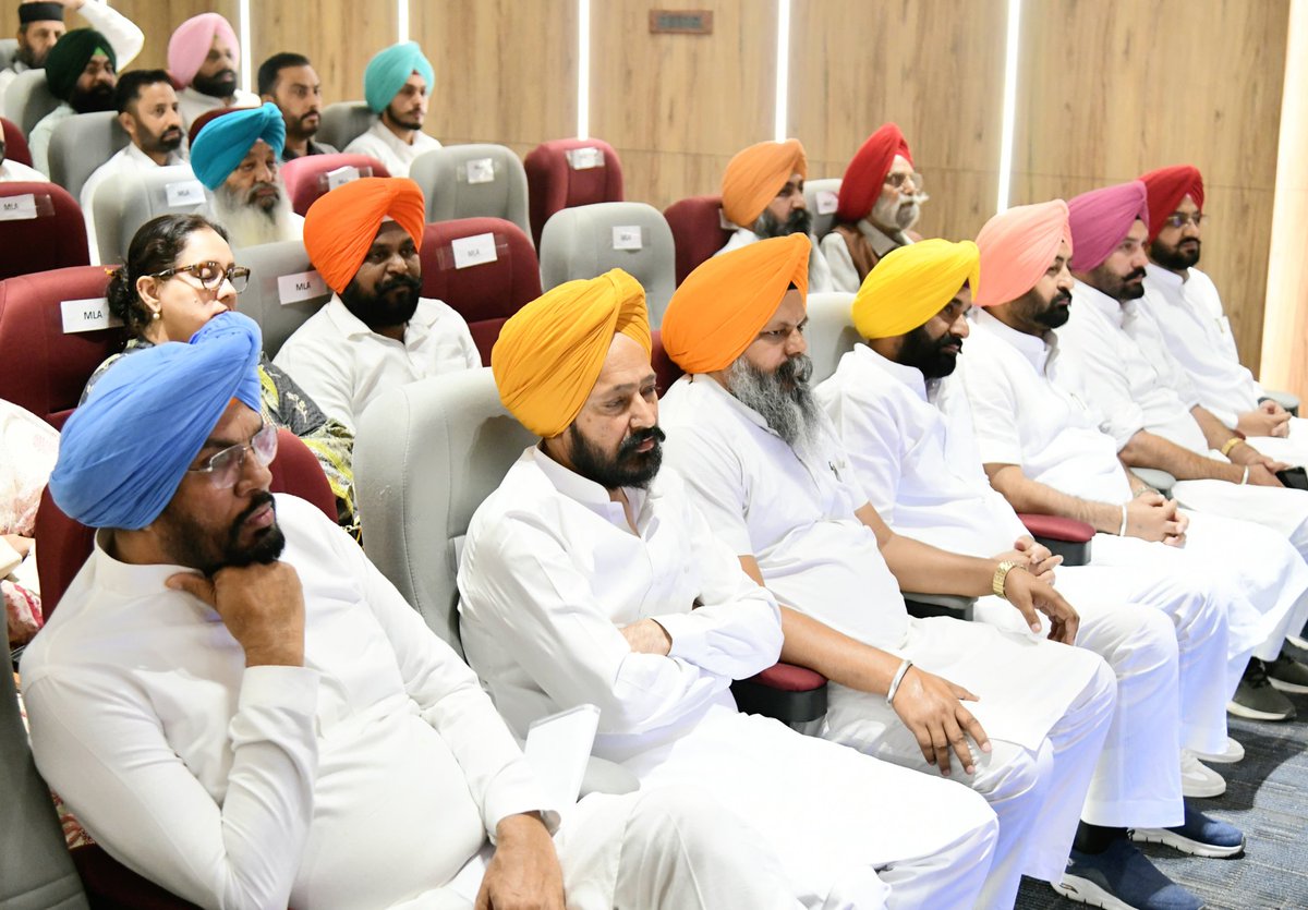 BhagwantMann's tweet photo. ਅੱਜ ਅੰਮ੍ਰਿਤਸਰ ਤੇ ਸ੍ਰੀ ਫਤਿਹਗੜ੍ਹ ਸਾਹਿਬ ਲੋਕਸਭਾ ਹਲਕਿਆਂ ਦੀ ਮੀਟਿੰਗ ਕੀਤੀ ਗਈ ਜਿਸ ਵਿਚ ਸਾਰੇ ਹੀ ਵਿਧਾਇਕ, ਚੇਅਰਮੈਨ, ਅਹੁਦੇਦਾਰ ਤੇ ਵਲੰਟੀਅਰ ਸ਼ਾਮਿਲ ਹੋਏ...ਸਾਰਿਆਂ ਨਾਲ ਹਲਕਿਆਂ ਨੂੰ ਲੈਕੇ ਕੱਲੀ-ਕੱਲੀ ਗੱਲ 'ਤੇ ਚਰਚਾ ਹੋਈ...

ਚੋਣ ਜ਼ਾਬਤਾ ਲੱਗਿਆ ਹੋਣ ਕਰਕੇ ਰੁਕੇ ਵਿਕਾਸ ਕੰਮਾਂ ਨੂੰ ਹੋਰ ਤੇਜ਼ੀ ਨਾਲ ਕਰਾਉਣ ਨੂੰ ਕਿਹਾ... https://t.co/C5iGpsRoBd