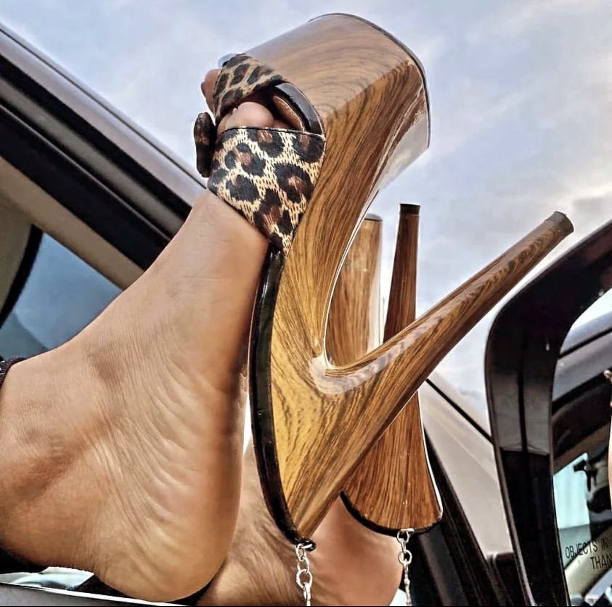 HighonHeels2's tweet photo. A or B? https://t.co/dpyuCJm5CL