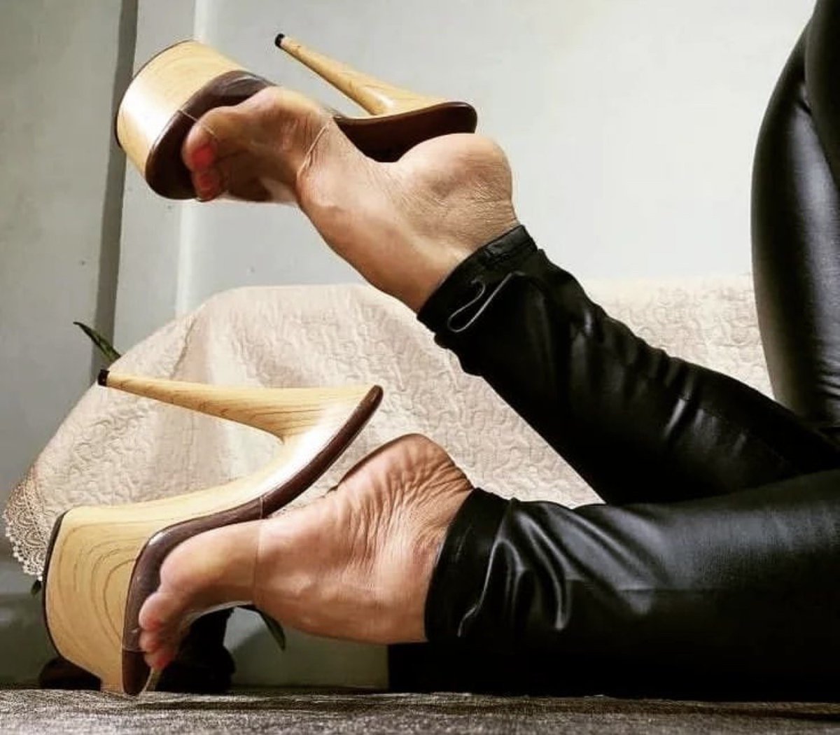 HighonHeels2's tweet photo. A or B? https://t.co/dpyuCJm5CL