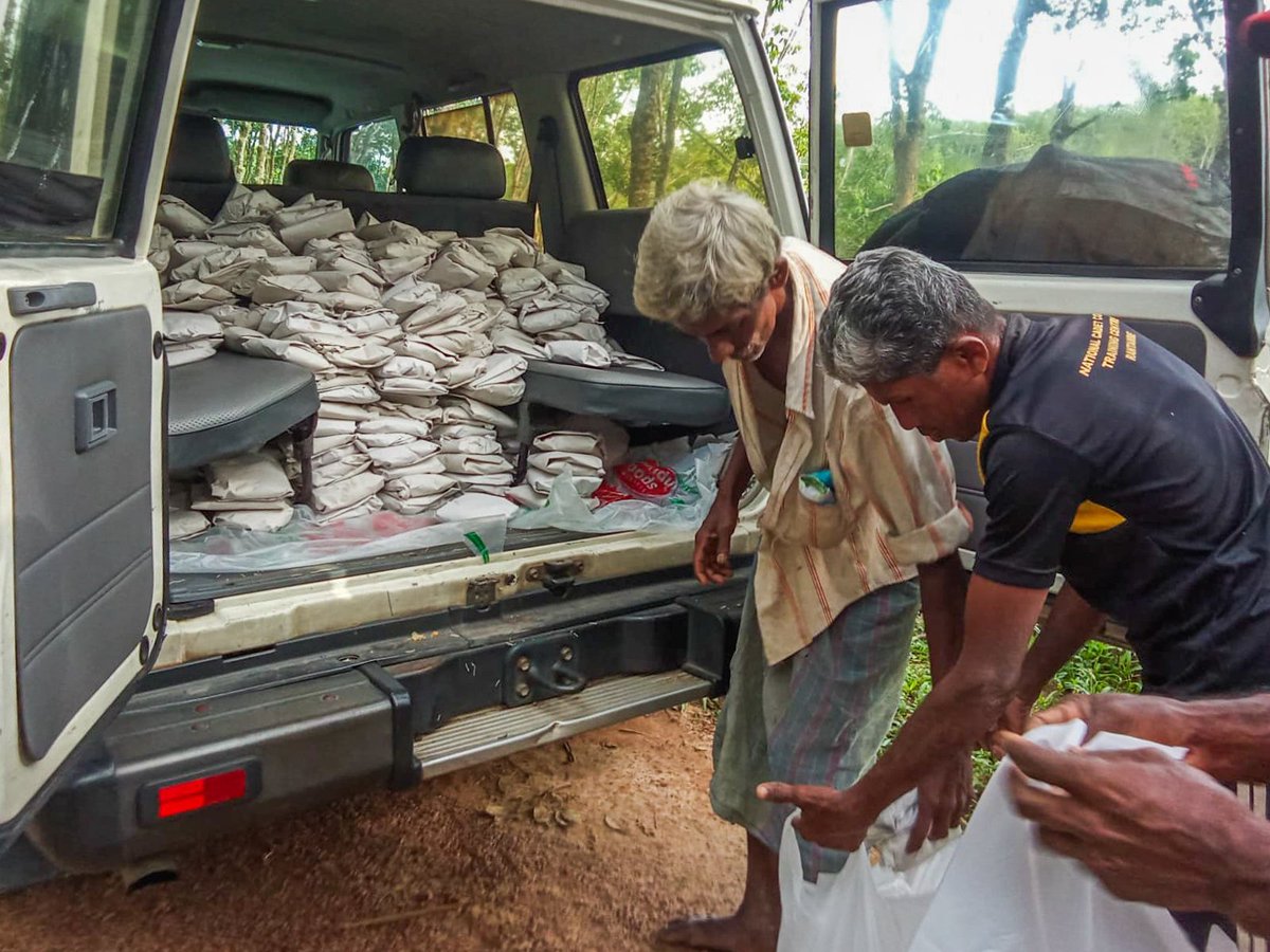 AnupaPasqual's tweet photo. In response to the recent adverse weather conditions, I initiated a cooked food parcel distribution program, supported by the Organization on Developing Countries Revitalization (ODER) under the China-Ceylon Disaster Relief Program.#DisasterRelief
#WeatherRelief #CommunitySupport https://t.co/8RE6Jdwob4