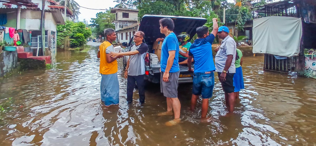 AnupaPasqual's tweet photo. In response to the recent adverse weather conditions, I initiated a cooked food parcel distribution program, supported by the Organization on Developing Countries Revitalization (ODER) under the China-Ceylon Disaster Relief Program.#DisasterRelief
#WeatherRelief #CommunitySupport https://t.co/8RE6Jdwob4