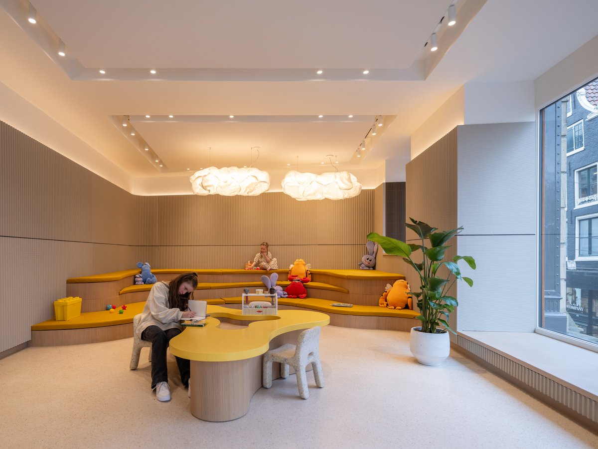 Het Metzgebouw in Amsterdam, wie kent het niet? Daar opende recent het tweede #NIO House in Nederland. Het interieurontwerp is van <a href="/MVRDV/">MVRDV</a>, wij adviseerden op het gebied van ontwerpmanagement, bouwfysica, installatieontwerp en brandveiligheid. linkedin.com/posts/abt-bv_b…
