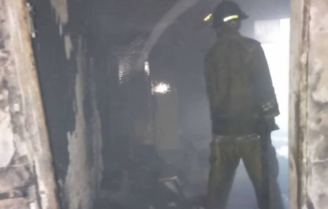 cperezampueda's tweet image. Durante el traslado de los lesionados al hospital Dr. Luis Salazar Domínguez (Seguro Social de Guarenas), dos personas (una niña y una adulta) lamentablemente fallecieron. 

#NicoTieneLasRiendas