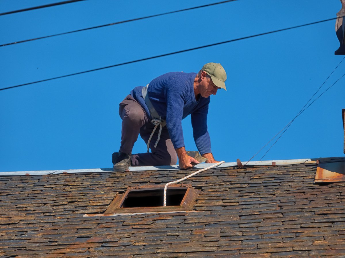 DeshazoRoof's tweet image. Roofing emergencies can happen at any time. That's why our team is available 24/7 to handle any roofing emergency, day, or night. #RoofingEmergency #CallUsAnytime